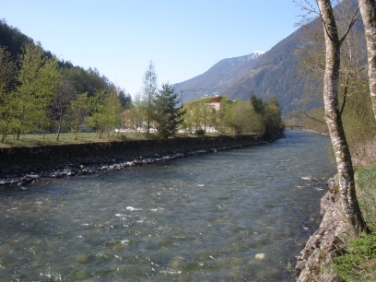 Wichtiger Teil des Schutzes vor Hochwasser: die Pflege der Ufervegetation, hier im Bild an der Ahr bei Kematen mit Blick Richtung Süden.
