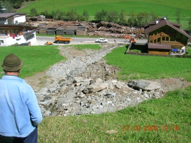Um Schadensereignisse dieser Art zu verhindern (die Aufnahme entstand während Aufräumarbeiten am Hatzlbach in Luttach 2009), arbeitet die Landesabteilung Wasserschutzbauten landesweit.