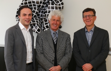 Seit heute im Ruhestand: Abteilungsdirektor Arthur Pernstich (Bildmitte) mit Landesrat Philipp Achammer und Schulamtsleiter Peter Höllrigl