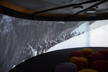 Eine 360-Grad-Projektion und multimediale Technologien vermitteln den Besuchern einen lebhaften Einblick in das Thema Kino und Krieg. (Foto: LPA/M.Diquirico)
