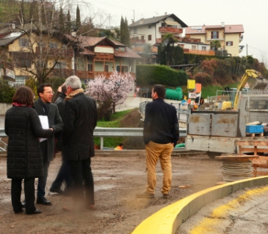 Wie sich Landesrat Christian Tommasini selbst überzeugen konnte, schreiten die Arbeiten am Kreisverkehr in Kaltern zügig voran. Foto: LPA/A.Mair