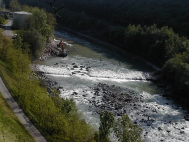Das Querwerk im Eisack nördlich von Waidbruck wird umgestaltet.