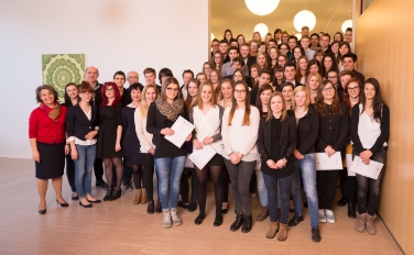 Gruppenbild der Vollzeitschüler mit Direktorin Susanna Huez (1. v.l.), Pietro Perez vom hds (3. Reihe, 1. v.l.) und Hartwig Gerstgrasser, Bereichsdirektor der deutschen Berufsbildung (3. Reihe, 3. v.l.) – Foto: Landesberufsschule