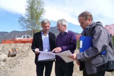 Zufrieden mit gewässerökologischer Aufwertung (v.li.): Landesrat Schuler, Abteilungsdirektor Pollinger, Amtsdirektor Peter Egger bei der Baustelle zur Aufweitung der Etsch in Sigmundskron.