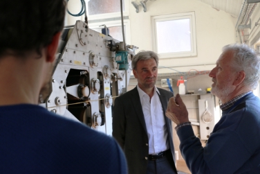 Landesrat Arnold Schuler (l.) im Gespräch mit Alois Kerschbaumer (r.) beim Besuch im Weissenhof - Foto: LPA