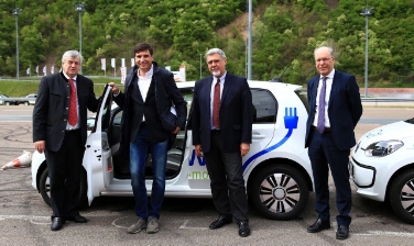 Nachhaltige Mobilität im Fokus: (v.l.n.r.) Landesrat Florian Mussner, Safety-Park Präsident Christof Brandt,  der Chefredakteur des Corriere Innovazione Giuseppe Di Piazza und Ressortdirektor Valentino Pagani. (Foto: LPA / Safety Park)