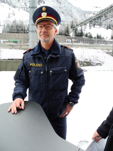 Die Brennergrenze und deren Überschreiten: Fragen dazu beantwortet Harald Baumgartner von der Landespolizeidirektion Tirol - Foto: LPA/Euregio-Büro