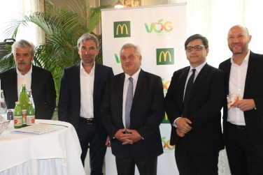 Projekt vorgestellt: LR Schuler (2.v.li.) und (v.li.) Ennio Magnani, Präsident der Trentiner Genossenschaft Assomela, VOG-Obmann Franz Varesco, Tommaso Valle von McDonald's Italia, VOG-Geschäftsführer Klaus Gasser.