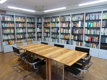 Die Bibliothek des Bereichs Innovation und Beratung am Sitz des Ladinischen Schulamts in der Bozener Bindergasse 29 (FOTO: LPA)