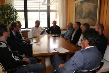 Anliegen des Fischereiverbandes besprochen: (v.li.) Amtsdirektor Agreiter, Ressortdirektor Unterweger, Laimburg-Direktor Oberhuber, LR Schuler, Zingerle, Obmann Mayr, stv. Obmann Messner, Corazza, Kassier Untergassmair, Abteilungsdirektor Profanter.