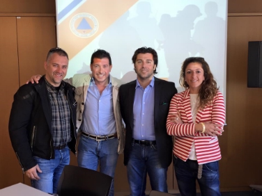 Besuch der Aostaner Delegation in der Landesnotrufzentrale in Bozen: (v.li.) Mauro Cometto, Antonio Liriti, Matteo Vischi von der Zivilschutzplanung in der Landesabteilung Brand- und Zivilschutz, Elena Borin.