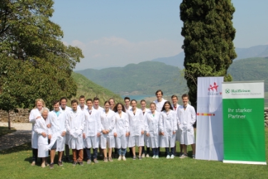 Die 17 Chemietalente, die den 15. Landeswettbewerb bestritten haben mit Ina Schenk und Roswitha Maurer - Foto: LPA/Fortbildungsakademie Schloss Rechtenthal