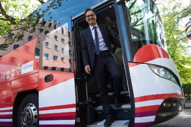 LH Arno Kompatscher im Euregio-Bus, der ab dem 1. Mai täglich zur Expo nach Mailand fährt. Foto: LPA/ohn.