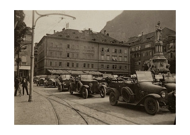 Neue Fragen und Antworten zum Ersten Weltkrieg finden sich auf dem Euregio-Web-Portal, im Bild das Alpenkorps am Waltherplatz - Foto: Euregio