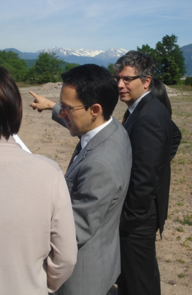 Landesrat Christian Tommasini mit Andrea Sega, Direktor der Abteilung Hochbau des Landes, und Vertretern der Stadtgemeinde Leifers bei der Ortsbesichtigung für den Bau der Überführung und des Radrings Leifers. Foto: LPA/F. Oliver