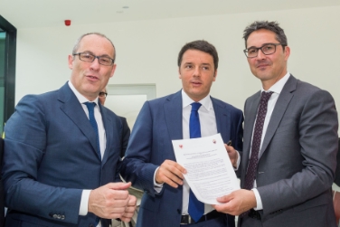 Die Landeshauptleute Kompatscher und Rossi bei der Übergabe der Autonomie-Agenda an Regierungschef Renzi - Foto: LPA/Thomas Ohnewein