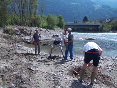 Die Landesabteilung Wasserschutzbauten führt Bepflanzungsaktionen oft auch gemeinsam mit Schulen durch, um das Bewusstsein im Hinblick auf Vegetation und Fließgewässer zu bilden.