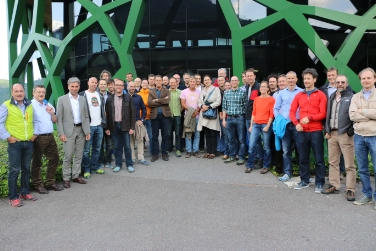 Lawinenwarndienstmitarbeiter mit LR Schuler (3.v.li.), 5. v. li. Koordinator Günther Geier, im Zentrum Amtsdirektorin Michela Munari, ganz li.  Rudi Mair, Chef des Tiroler Lawinenwarndienstes.