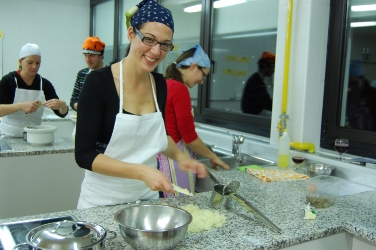 Kochen und gesunde Ernährung sind einige der Themen, die beim Grundseminar für Hauswirtschaft auf dem Programm stehen. Foto: LPA/Fachschule Frankenberg