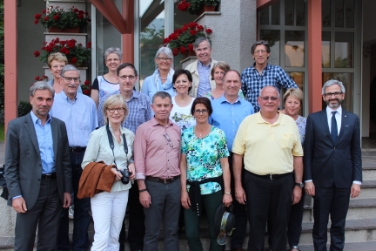 Kantonsregierung Zürich mit LR Schuler (li.) und Laimburg-Direktor Oberhuber (re.) beim Besuch der Laimburg, 2. v.li. Regierungspräsidentin Aeppli, 3.v.li. Volkswirtschaftsdirektor Stocker.