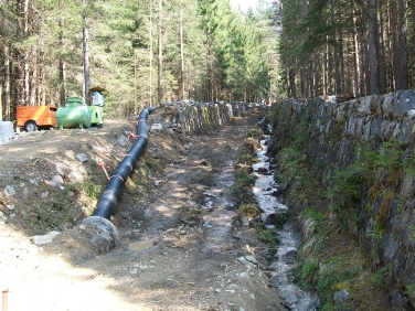 Die Mauern im Rudlgraben in der Gemeinde Welsberg-Taisten werden gesäubert und neu verfugt.