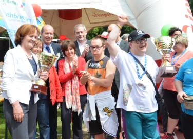 Strahlende Gewinner beim 32. Spiel- und Sportfest für Menschen mit Behinderungen