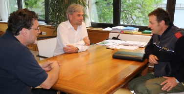 Gemeinsame Wurzeln und Zukunft: Landesrat Schuler (Mitte) mit Kanaltaler Feuerwehrkommandant Zeloth (re.) und Mario Pugnetti.