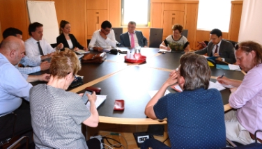 Am heutigen runden Tisch zu den Sozialwohnungen nahmen Landesrat Tommasini, Vertreter des Landes, der Gewerkschaften und des Wobi teil. Foto: LPA/A. Mair