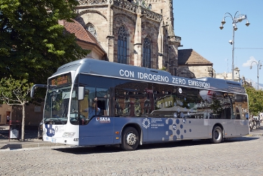 Noch mehr Busse sollen in Zukunft in Südtirol mit Wasserstoff fahren. Die Landesregierung hat hierzu die Vereinbarung mit der EU unterzeichnet. Foto: LPA