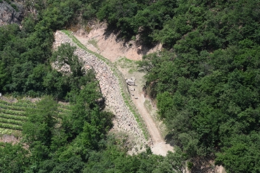Knapp zwei Wochen nach seiner Fertigstellung hat der Steinschlagschutzwall in Klaus bei Terlan seine Funktion erfüllt.