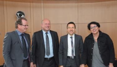 Abkommen unterzeichnet (v.li.): Direktor Pirkel, Direktor Raffler, Landesrat Tommasini, Schulamtsleiterin Minnei.