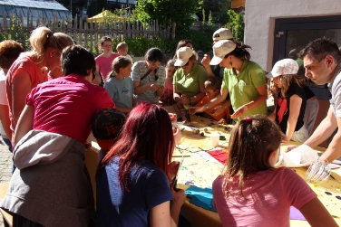 An verschiedenen Orten der Fachschule wurden Basteleien angeboten. So konnten die Kinder und ihre Eltern Schmuck aus gebrauchten Kaffeetabs herstellen. Foto: LPA/Fachschule Salern