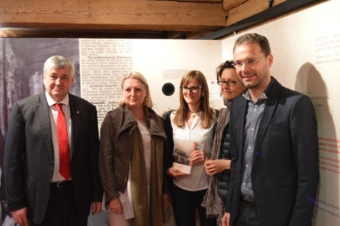 Eröffnung der Ausstellung „Höfe ohne Männer" mit LR Mussner (1.v.l.) im Volkskundemuseum