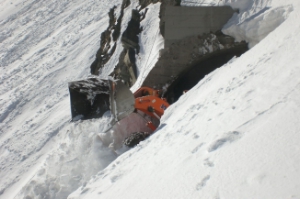 Kampf gegen meterhohe Schneewänder: Schneeräumung am Timmelsjoch (FOTO: Landesstraßendienst)