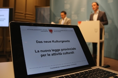 Den Entwurf für ein neues Landeskulturgesetz haben heute die Kulturlandesräte Achammer und Tommasini vorgestellt - Foto: LPA/mb