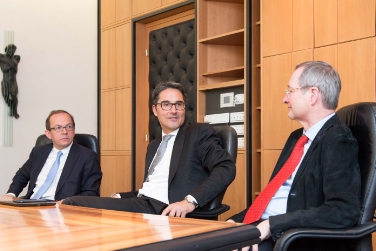 Landeshauptmann Arno Kompatscher im Gespräch mit Peter Haubner (links) und Christoph Leitl (rechts). Foto: LPA/ohn.