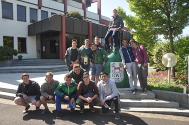 Die Schüler der 4. Klasse Obst- und Weinbau an der Fachschule Laimburg beim Besuch einer Kellerei in Franken