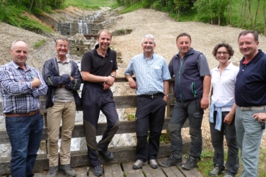 Bei der Baustelle in Pfunders: (v.li) Gemeindereferent Hermann Huber, Amtsdirektor Gius, Ressortdirektor Unterweger, Abteilungsdirektor Pollinger, Vorarbeiter Passler, stv. Amtsdirektorin Caterina Ghiraldo, Bürgermeister Walter Huber.