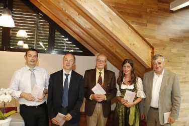 Bei der Buchvorstellung (v.l.): der Direktor des Bereiches Innovation und Beratung Felix Ploner, Schulamtsleiter Roland Verra, der Buchautor Franz Vittur, Daria Valentin (Lektorat) und Landesrat Florian Mussner. (Foto: LPA/Roman Clara)