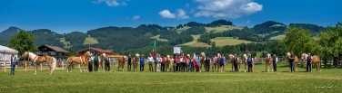 Haflinger aus Südtirol ganz vorne mit dabei: Landesrat Schuler (7.v.li.) bei der Weltausstellung in Ebbs bei Kufstein.