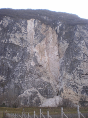 Die circa 200 Meter hohen Felswände aus Dolomitgestein sind geologisch instabil (FOTO:LPA/Landesabteilung Tiefbau)
