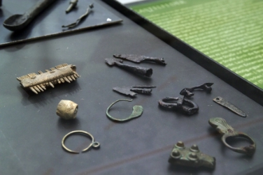 „Archäologische Funde sind ein kleiner aber bedeutender Teil des universellen Welterbes der Menschheit und sollten möglichst vielen Bürgern gezeigt werden“, so LR Mussner (im Bild Ausstellung im Rathaus Neumarkt)