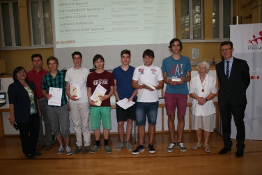 Die Teilnehmer an der Chemieolympiade für das Triennium der Gymnasien mit Inspektorin Marta Herbst (1.v.l.) und Schulamtsleiter Peter Höllrigl (1.v.r.) sowie die Betreuer. Foto: LPA/Susanne Gasser