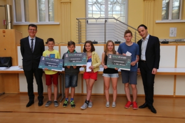 Die Klassensprecher der drei Siegerteams nahmen die Reisegutscheine von Landesrat Philipp Achammer (1.v.r.) und Schulamtsleiter Peter Höllrigl (1.v.l.)  entgegen. Foto: LPA/me
