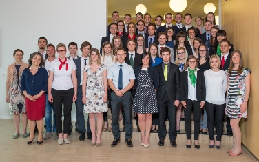 Die frischgebackenen Bankkaufmänner und -frauen mit Cäcilia Baumgartner (1. v.l.) vom Landesamt für Lehrlingswesen und Meisterausbildung sowie Susanna Huez (2. v.l.), Direktorin der Landesberufsschule. Foto: LPA/Landesberufsschule Gutenberg