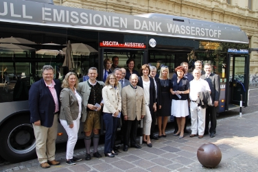 Die Delegation aus Bayern mit LR Mussner vor der Stadtrundfahrt in Bozen mit dem Wasserstoffbus (FOTO:LPA/Inge Aster)