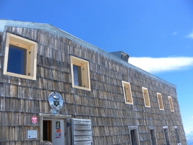 Das Becherhaus ist eine der 25 auf das Land übergegangenen Schutzhütten. Die Landesbauerhaltung hat erst vor wenigen Tagen neue Fenster eingebaut.