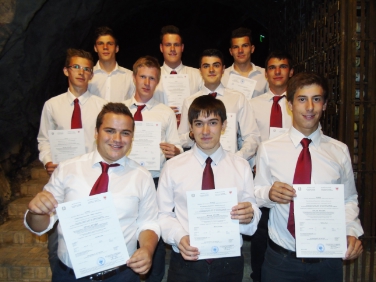 Geschafft: Alle zehn Maturanten der Fachschule Laimburg haben die Prüfung bestanden und gestern (30. Juni) ihre Diplome erhalten. Foto: LPA/Fachschule Laimburg