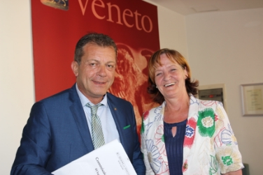Bei der Sitzung der Gesundheitskommission der Regionen und Autonomen Provinzen in Rom: Koordinator Luca Coletto (Assessor der Region Venetien) und LRin Martha Stocker (FOTO: Katharina Tasser)