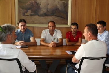 Landwirtschaftliche Schulen als gemeinsamer Nenner: (v.li.) Landesrat Schuler, ALS-Obmann Pircher, stv. Obmann Mittersteiner, Bezirksobmann Prantl, Sektion-Laimburg-Obmann Gasser, Bezirksobmann Mantinger.
